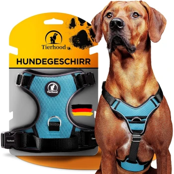 Hundegeschirr blau M Schwarzes Hundegeschirr, das auf einer Verpackung präsentiert wird, mit dem Text 'Tierhood HUNDEGESCHIRR' und einer deutschen Flagge. Ein Hund trägt das Geschirr.