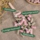 Rosa und grüne Tierpellets auf Sackleinen; deutsche Etiketten weisen auf vitaminreiche, hochwertige Snacks, fruchtigen Geschmack und Ballaststoffe hin.