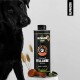 Ein schwarzer Hund neben einer Flasche ALPHAZOO Care Premium Öl "Fellliebe" für Hunde und Katzen, 500 ml, mit einem Holzlöffel und dekorativen Pflanzen.