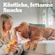 Eine Frau in einem weißen Hoodie hält einen Hundesnack, während ein Golden Retriever sich vorbeugt und den Snack ansieht. Der Text lautet 'Köstliche, fettarme Snacks.'