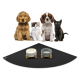 Vier Haustiere, darunter zwei Hunde, eine Katze und ein schwarzes Kätzchen, sitzen vor zwei Futternäpfen auf einer schwarzen Matte.