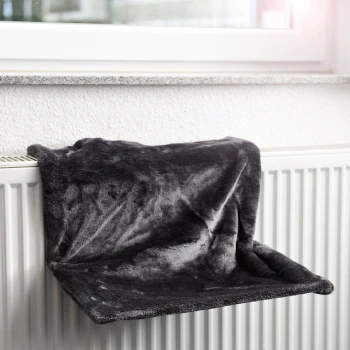 Eine weiche, dunkelgraue Haustierdecke, die über einen Heizkörper gelegt ist und einen gemütlichen Ruheplatz für Haustiere bietet.