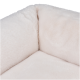 Nahaufnahme eines weichen, plüschigen Haustierbettes in einer hellen Cremefarbe, mit einer gemütlichen Ecke aus flauschigem Stoff.