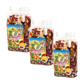 Trzy torby JR Farm Tropica-Snack, wypełnione kolorowymi suszonymi owocami i orzechami, oznaczone jako owocowa przekąska dla zwierząt.