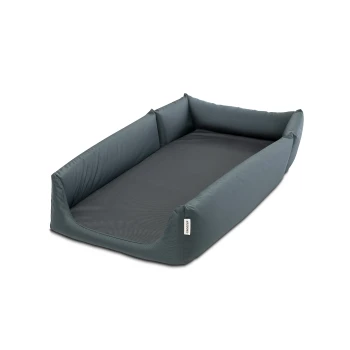 Graues Haustierbett mit erhöhten Seiten und einer flachen Schlafoberfläche, mit einem kleinen Etikett, das 'GROOZER' liest.