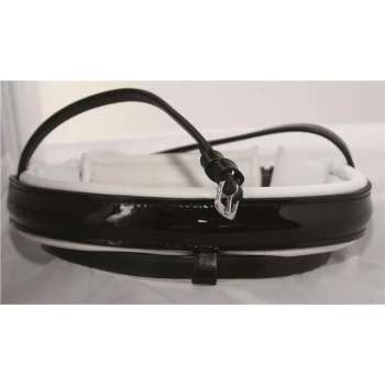 Schwarze Haustiertrage mit glänzender Oberfläche und weißem Innenraum, mit einem abnehmbaren Gurt und einem silbernen Clip.