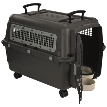 Transporteur pour animaux noir avec des roues, deux bols de nourriture/eau à l'intérieur, et une porte sécurisée avec un motif en grille pour la ventilation.