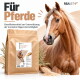 Nahaufnahme eines weidenden Pferdes auf einer sonnigen Wiese, mit Fütterungstipps: 10g/100kg für Pferde, 3g/10kg für Hunde; 30 Minuten einweichen vor dem Mischen.