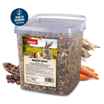 Klarer Behälter mit "PANTO Nagerfutter universal" Haustierfutter für kleine Tiere, beschriftet mit einem Kaninchen und einem Meerschweinchen, neben Karotten.