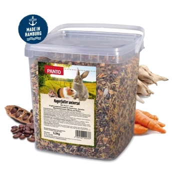 Klarer Behälter mit "PANTO Nagerfutter universal" Haustierfutter für kleine Tiere, beschriftet mit einem Kaninchen und einem Meerschweinchen, neben Karotten.