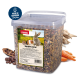 Klarer Behälter mit "PANTO Nagerfutter universal" Haustierfutter für kleine Tiere, beschriftet mit einem Kaninchen und einem Meerschweinchen, neben Karotten.