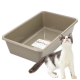 Beige rechteckige Katzentoilette mit „GarPet“-Aufkleber, weiß-graues Kätzchen steht und schaut nach oben.