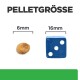 Bild zeigt zwei Haustierfutterpellets zum Größenvergleich: ein 6mm runder Pellet neben einem 16mm blauen Würfel, beschriftet mit "PELLETGRÖSSE."
