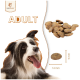 Ein glücklicher schwarz-weißer Hund mit herausgestreckter Zunge neben einem Haufen Hundefutterkibble, mit der Aufschrift "ADULT," mit Kibble-Dimensionen von 14 mm x 5 mm.