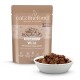 Catz Finefood Classic Adult Wild Katzenfutterbeutel mit Tapioka und Preiselbeeren, 85g, neben einer weißen Schale mit Nassfutter.