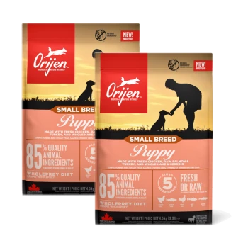Zwei Tüten Orijen Small Breed Puppy Futter mit einer Silhouette eines Sonnenuntergangs von einer Person und einem Hund, mit "85% Qualitäts-Tierzutaten."