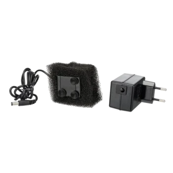 Filtre en mousse noire avec un connecteur et un adaptateur secteur noir à deux broches, conçu pour les équipements pour animaux.