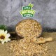 Eine Holzschüssel gefüllt mit einer Mischung aus Samen und Körnern, mit einigen, die herausfallen, neben einer Holzschaufel und einer Blume, beschriftet mit "LYRA NATURE POWER."
