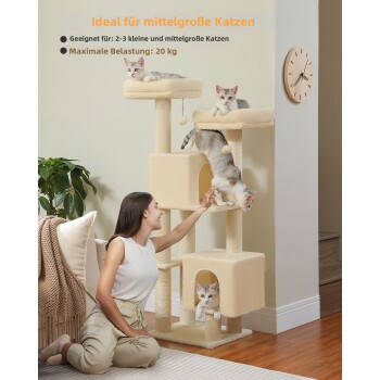 Zwei Katzen auf einem beigen mehrstufigen Katzenbaum in einer kleinen Wohnung mit dem Text „Perfekt für kleine Wohnungen, Höhe: 52,4"/133 cm“.