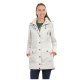 Eine Frau in einer hellgrauen, kapuzenjacke mit mehreren Taschen und Knöpfen, die vor einem neutralen Hintergrund steht.