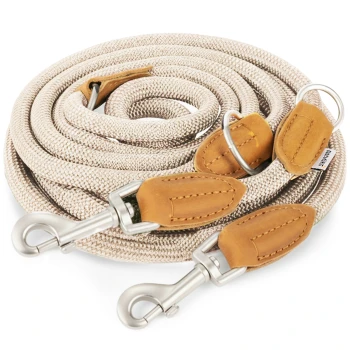 Eine gewickelte beige Hundeleine aus strapazierfähigem Seil, mit Lederakzenten und Metallclips an beiden Enden.