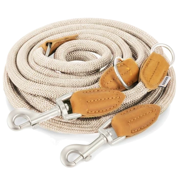 Eine gewickelte beige Hundeleine aus strapazierfähigem Seil, mit Lederakzenten und Metallclips an beiden Enden.