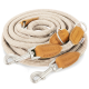 Eine gewickelte beige Hundeleine aus strapazierfähigem Seil, mit Lederakzenten und Metallclips an beiden Enden.