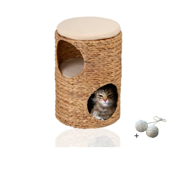 Ein geflochtenes Katzenhaus mit runder Oberseite und zwei Öffnungen, mit einer flauschigen Katze, die von einer Seite herausblickt, begleitet von zwei Spielbällen.