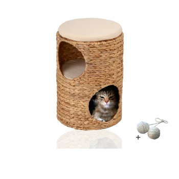 Ein geflochtenes Katzenhaus mit runder Oberseite und zwei Öffnungen, mit einer flauschigen Katze, die von einer Seite herausblickt, begleitet von zwei Spielbällen.
