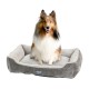 Ein flauschiger Hund sitzt bequem auf einem weichen, grauen Haustierbett mit erhöhten Rändern und zeigt ein gemütliches Design für Haustiere.