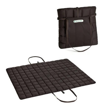 Eine schwarze Haustiermatte von Doctor Bark, gezeigt gefaltet als Tragetasche und flach entfaltet, mit einem gesteppten Design.