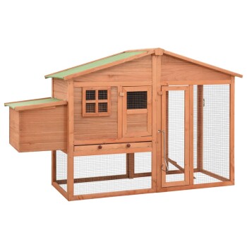 Holzhaustierhaus mit einem geneigten grünen Dach, Netzfenstern und einem geräumigen Außenlauf, entworfen für kleine Tiere.