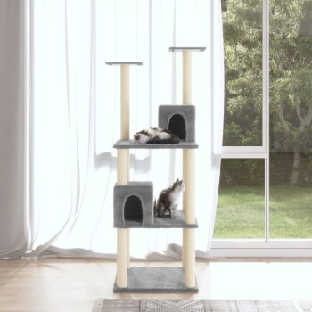 Ein hoher, mehrstöckiger Kratzbaum für Katzen mit zwei Katzen, die auf verschiedenen Ebenen entspannen, mit weichem grauem Stoff und Sisal-Kratzpfosten, am Fenster platziert.