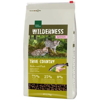 WILDERNESS Kitten True Country Huhn mit Fisch 2,5 kg Tüte Real Nature Wilderness Kittenfutter mit verspielten Kätzchen vor einem Waldhintergrund, beschriftet mit "True Country" mit Huhn und Fisch.