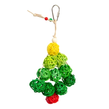 Vogelspielzeug Willowball Panicle Buntes Haustierspielzeug in Form eines Weihnachtsbaums, hergestellt aus geflochtenen Bällen in Gelb, Grün und Rot, mit einem Aufhängeclip.