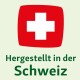 Rote Schweizer Flagge mit einem weißen Kreuz über dem Text 'Hergestellt in der Schweiz' in grün, der auf Schweizer Produkte hinweist.