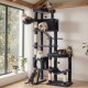 Grauer mehrstöckiger Kratzbaum mit Sisalstämmen und sechs Katzen, die in der Nähe eines sonnigen Fensters mit Topfpflanzen entspannen und spielen.
