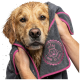 Ein gerolltes dunkelgraues Haustierhandtuch mit einem rosa Rand, mit einem runden Logo eines Hundes, der eine Krone trägt, und dem Text "HUND IST KÖNIG."