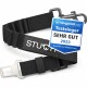 Schwarzer Haustier-Sicherheitsgurt mit einem stabilen Clip und einem Logo-Patch, auf dem "STUCH" steht.