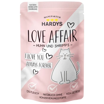 Rosa Haustierfuttertüte mit der Aufschrift "Hardys Love Affair - Huhn und Shrimps", die eine Cartoon-Katze zeigt und Ansprüche erhebt: "70% Fleisch," "Keine Konservierungsstoffe," "Getreidefrei."