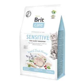 Ein Beutel Brit Care Sensitive Katzenfutter mit einer grauen Katze, beschriftet mit "Sensitive Futterallergiemanagement" und mit Insekten- und Heringszutaten.