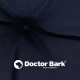 Nahaufnahme eines dunklen Stoffes mit dem Logo "Doctor Bark" und dem Text "MADE IN GERMANY" deutlich angezeigt.