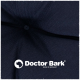 Nahaufnahme eines dunklen Stoffes mit dem Logo "Doctor Bark" und dem Text "MADE IN GERMANY" deutlich angezeigt.