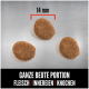 Drei Kibble-Stücke auf einer metallischen Oberfläche, mit einem Durchmesser von 14 mm, mit dem Text: "GANZE BEUTE PORTION FLEISCH | INNEREIEN | KNOCHEN."