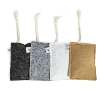 Baldrian & Catnipspielzeug Filz-Spielkissen FELTY, 4er Pack Vier gefilzte Haustierspielzeuge in verschiedenen Farben (schwarz, grau, weiß und braun) mit geflochtenen Seilgriffen, nebeneinander ausgestellt.