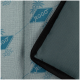 Nahaufnahme einer Reisetasche für Haustiere mit einem hellblauen Stoff mit Palmenbaum- und "Jeggo Travel"-Logos, mit schwarzem Rand.
