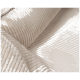 Nahaufnahme einer weichen, beigen Haustierdecke mit gerippter Textur und plüschigem Rand, ideal für den Komfort des Haustiers.