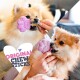Een fluffy Pomeriaan met een roze pootvormige kauwspeeltje in zijn mond, vastgehouden door een persoon. Tekst luidt 'Original Chew Sticks.'