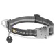 Grau Hundehalsband mit reflektierenden Streifen, ausgestattet mit einer Metallschnalle und einem Anhänger mit dem "RUFFWEAR"-Logo.