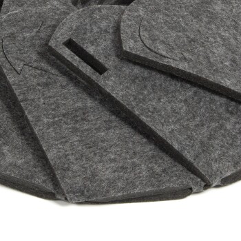 Graue Filz-Pflegepads für Haustiere, die übereinander gestapelt sind, mit abgerundeten Kanten und Ausschnitten für eine einfache Handhabung.